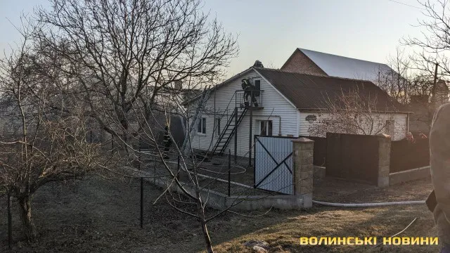 У Луцькій громаді загорілася літня кухня: вогонь перекинувся на житловий будинок  (фото)