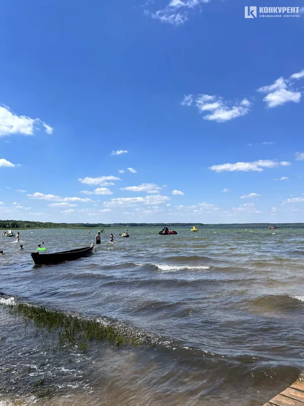 Повні пляжі, черги з авто та пончики: що зараз відбувається на Світязі (фото)