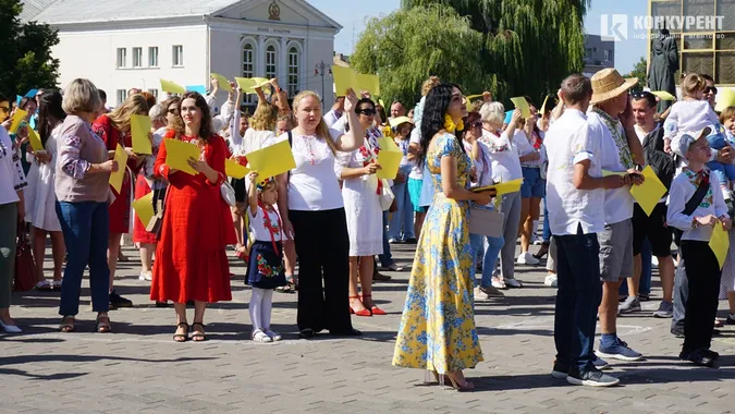 Лучани у День міста тілами склали карту України (фото)