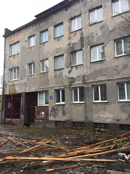 У Луцьку вітер зніс дах на автомобіль (фото)