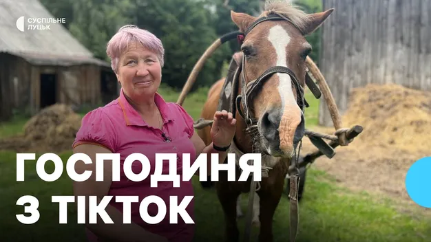 Порізала ліжко бензопилою: мешканка волинського хутора показує в Tiktok, як господарює сама (відео)