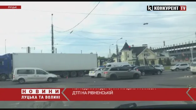 Не поділили дорогу: у Луцьку – ранкова ДТП на Рівненській (відео)