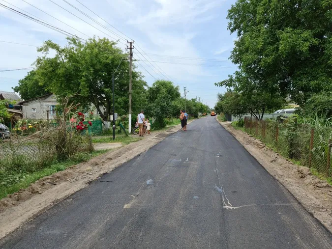 Наче нова: показали, як дрібний ремонт змінив дорогу у селі під Луцьком (фото)