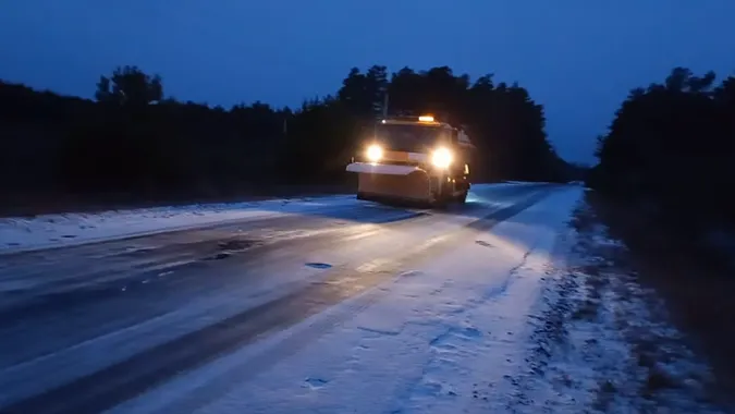 Посипали автошляхи вночі і вранці: на волинські дороги виїхала спецтехніка (відео)