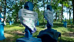 Унікальна сакральна традиція: чому на цвинтарях Полісся на хрести в'яжуть хустки (фото)