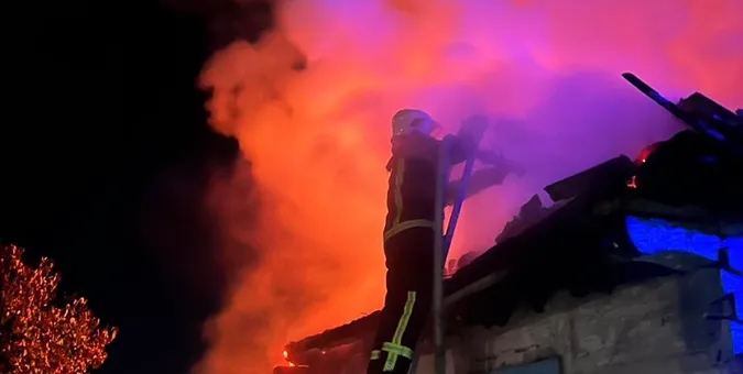 У Луцькому районі вночі дві години гасили пожежу (фото)