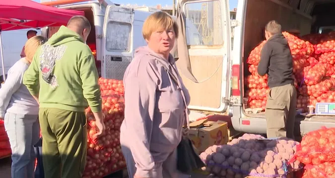 «Цибуля взимку буде 30-40 гривень»: що лучани скуповують на зиму на ринку (відео)