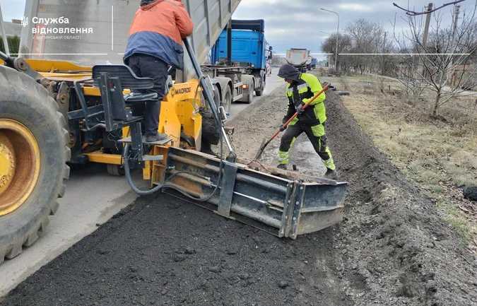 На Волині розчищають узбіччя важливих доріг: для чого (фото)