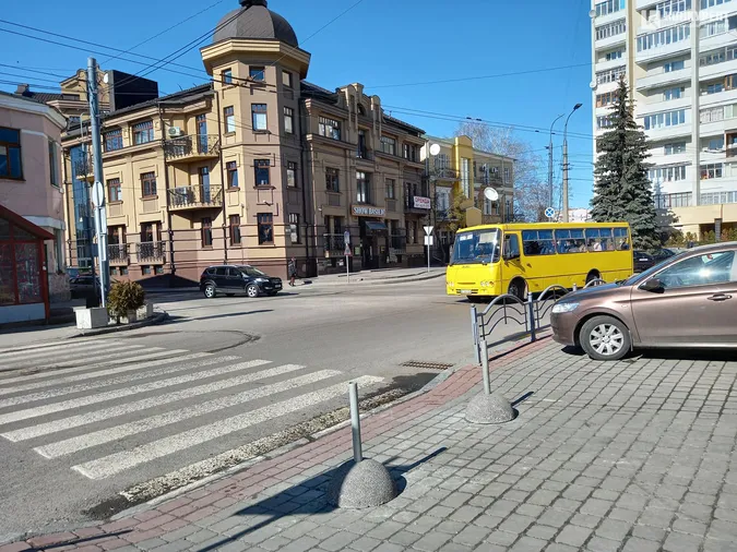 У центрі Луцька – нові обмежувачі руху (фотофакт)