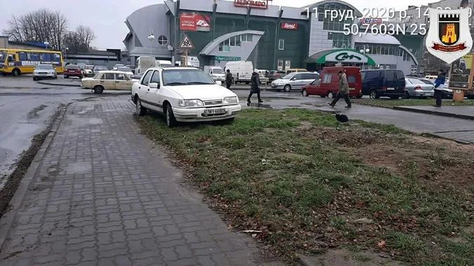 Ставили автівки на зелених зонах: у Луцьку спіймали чергових «паркохамів» (фото)