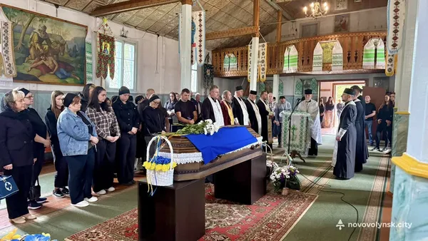 У Нововолинській громаді провели в останню дорогу воїнів Віталія Ткачова та Максима Медведчука (фото)