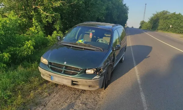 У Нововолинську внаслідок аварії перевернувся бус, пасажирка – в лікарні (фото)