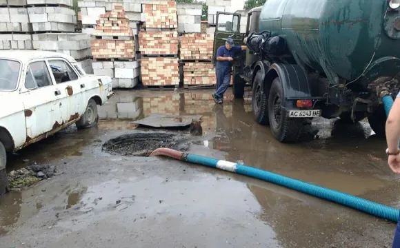 Лучани скаржаться на сморід із вулиці Мамсурова