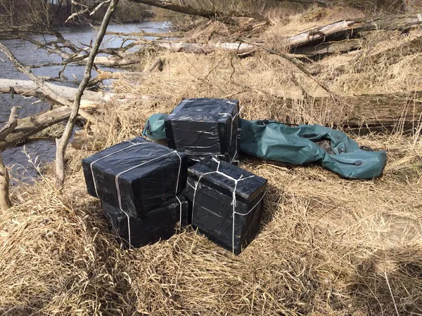 На гумовому човні через Західний Буг намагалися перевезти 24 ящиків курива (фото)