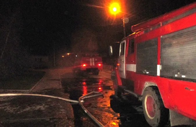 У Луцьку через необережне поводження з вогнем горів будинок