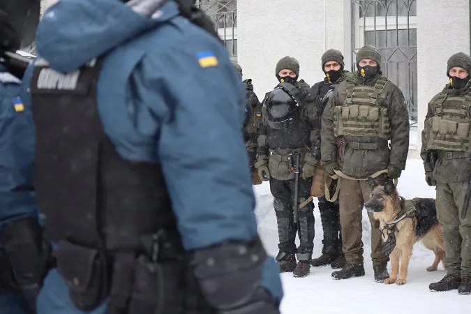 Сніг не завадив: у Луцьку «силовики» влаштували спільні навчання (фото)