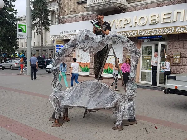 У Луцьку лавку «закоханих ліхтарів» повернули на місце (фото)