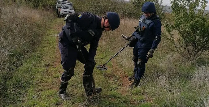 Волинські сапери очищують деокуповану територію від мін і снарядів (фото)