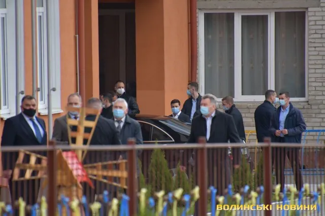 Зеленському в Ковелі вручили гарбуз (фото, відео)