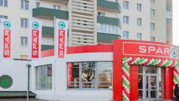 То булочка з тарганом, то скисле молоко: луцький супермаркет втрапив у черговий скандал (фото)