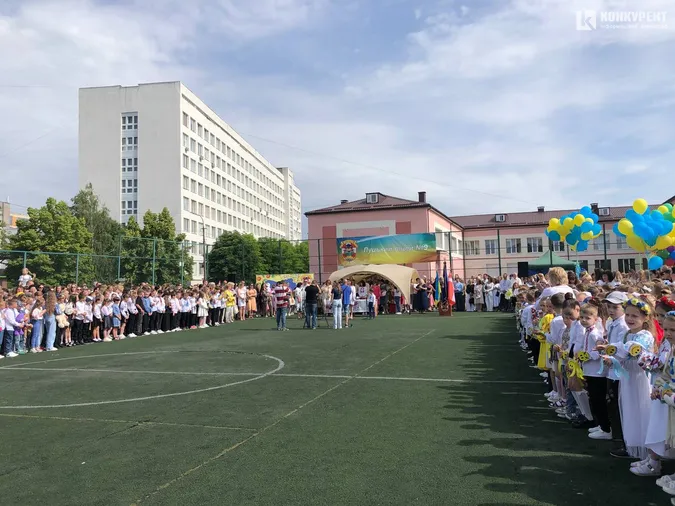У луцькому ліцеї №9 відгуляли свято початкової школи (фото)