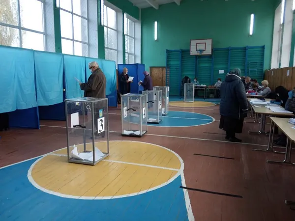 На деяких виборчих дільницях Волині бракує скриньок та кабінок