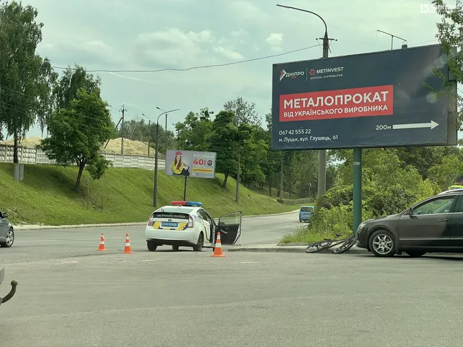 У Луцьку на Глушець «беха» збила велосипедиста: його госпіталізували (фото)