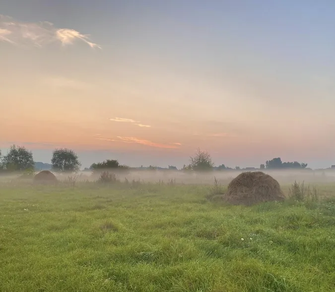 Світязь вкрився ранковим туманом: неймовірні кадри (фото)