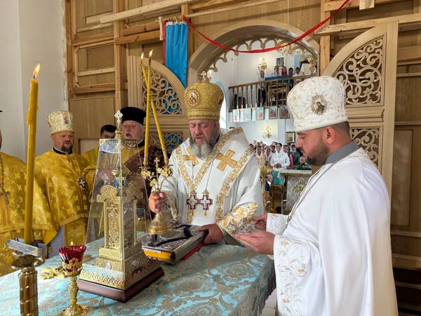 Четвертий храм на тому ж місці: на Волині освятили відновлену після пожежі церкву (фото)