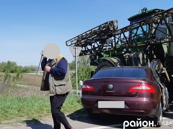 У Чарукові «шкода» влетіла в самохідний оприскувач (фото)