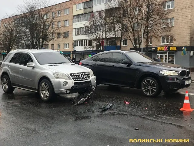 У Луцьку на Рівненській Mercedes протаранив Volkswagen (фото)