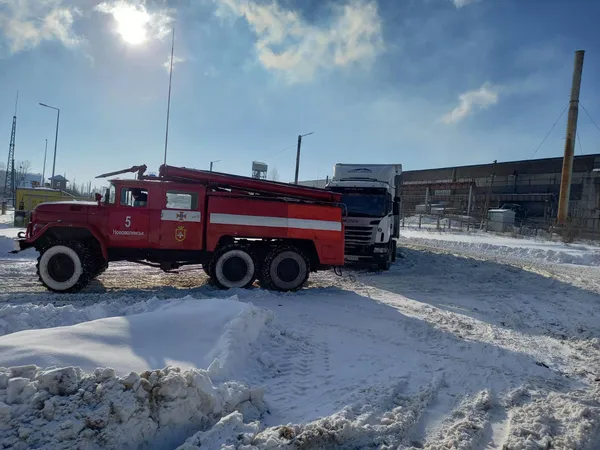 Автобус із пасажирами і 9 автівок: на Волині зі снігових заметів витягнули транспорт (фото)