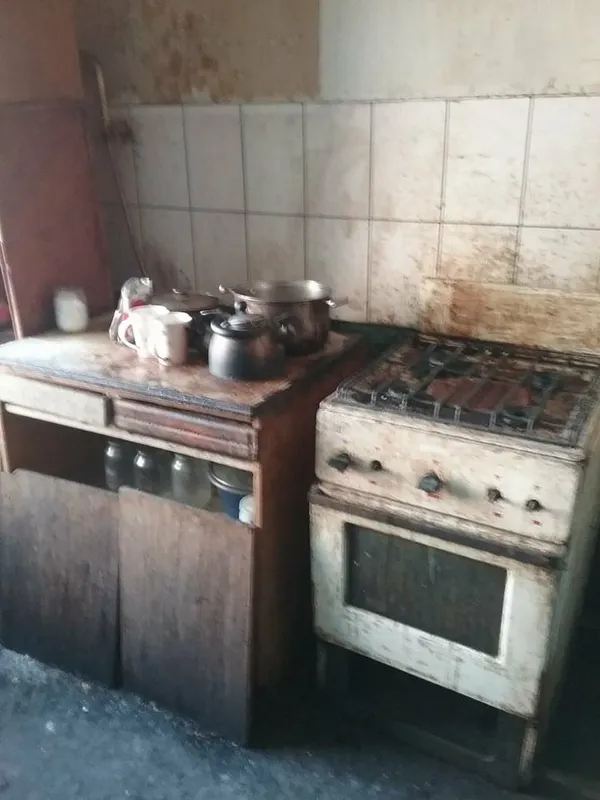 Сморід і безлад: мешканці будинку в Луцьку скаржаться на сусідів (фото)