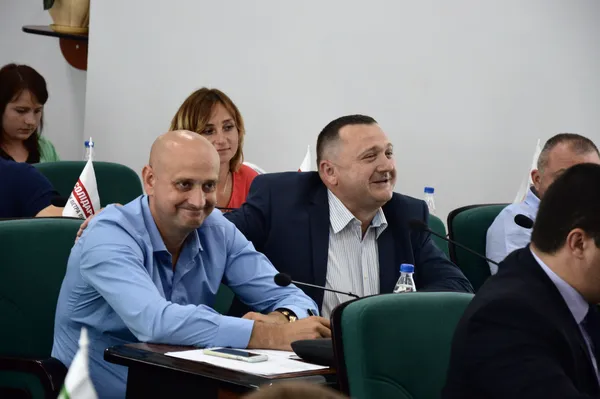 «Я та мій позафракційний колега підтримуємо цю ініціативу», – в процесі обговорення каже Олександр Козлюк, обіймаючи за плечі Євгена Ткачука.
