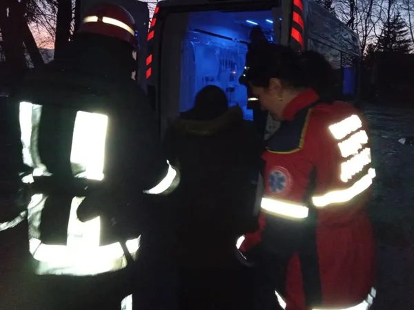 На Волині «швидка» не доїхала до хворої – застрягла у багнюці (фото)
