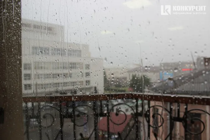 Раптова гроза в Луцьку: машини по колеса у воді (фото, відео)