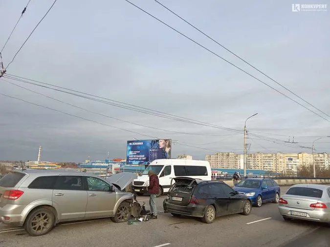 Як у Луцьку «додж» розбив дві «бехи» (фото, відео)