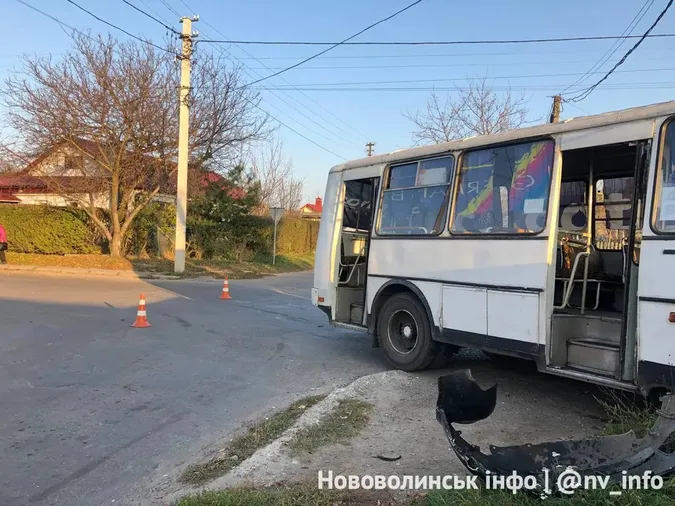 У Нововолинську автобус протаранив легковик – є травмовані (фото)