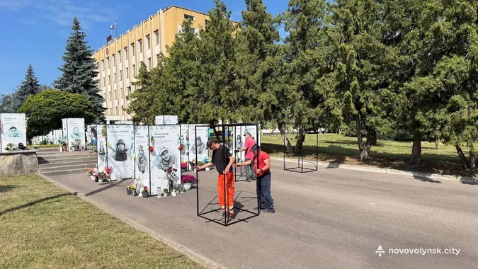 На Алеї Героїв у Нововолинську з'явилося ще 12 портретів (фото)
