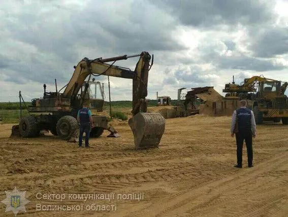 Волинські посадовці організували схему незаконного видобутку піску