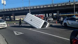 У Києві  Volkswagen провалився в яму на дорозі (відео)