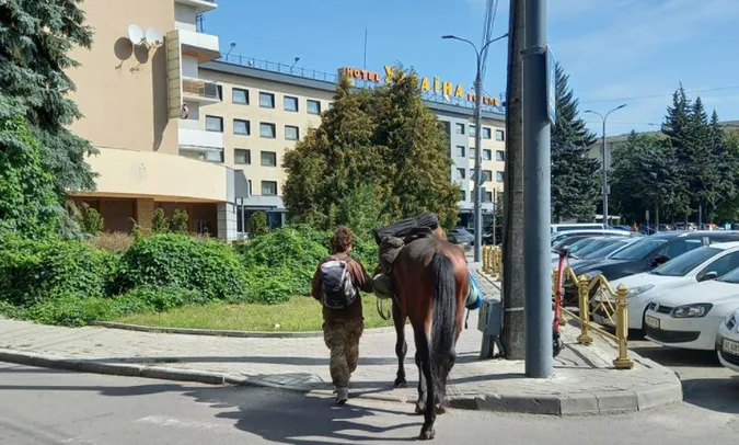 «Проскакав» до ЦУМу: в Луцьку помітили мандрівника з конем (фото)