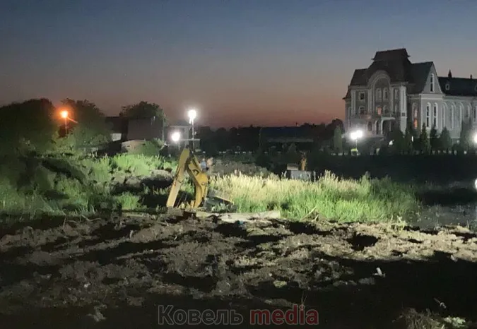 У Ковелі чистили Турію та втопили два екскаватори (фото, відео)