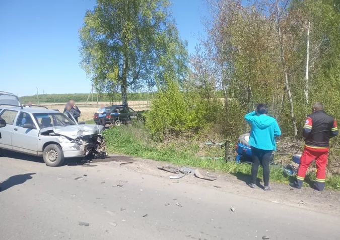 На Волині ВАЗ зніс з дороги тракторець (фото)