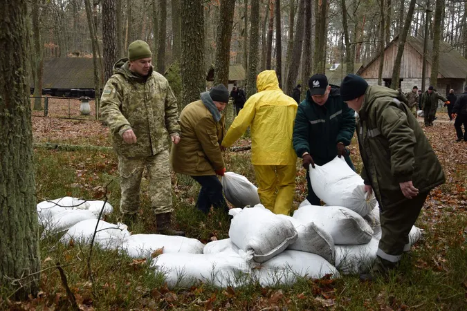 На Волині силовики і місцеві жителі облаштовують фортифікаційні споруди (фото)