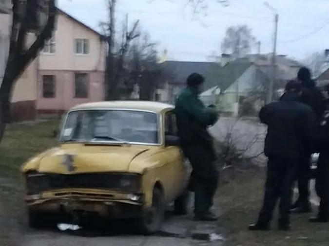 У Нововолинську авто повалило дерево та заїхало на тротуар (фото)