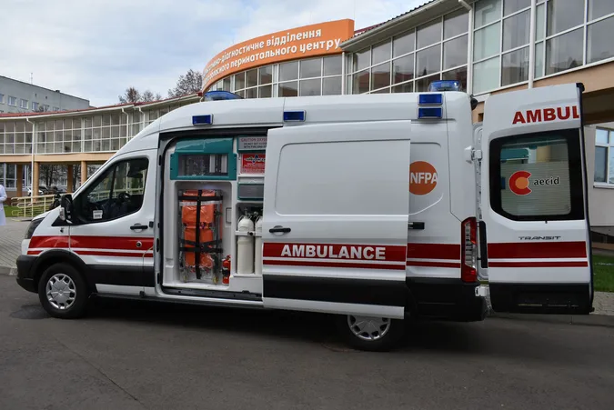 Волинському центру материнства і дитинства передали спецавтомобіль (фото)