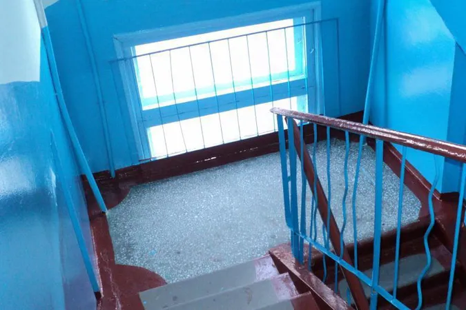 Повісився в під'їзді: у Володимирі чоловік вкоротив собі віку