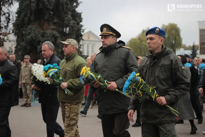У Луцьку поклали квіти до стели загиблим захисникам України (фото, відео)