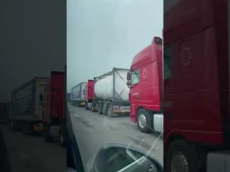 У «Ягодині» в черзі на виїзд стоїть понад тисячу фур (відео)